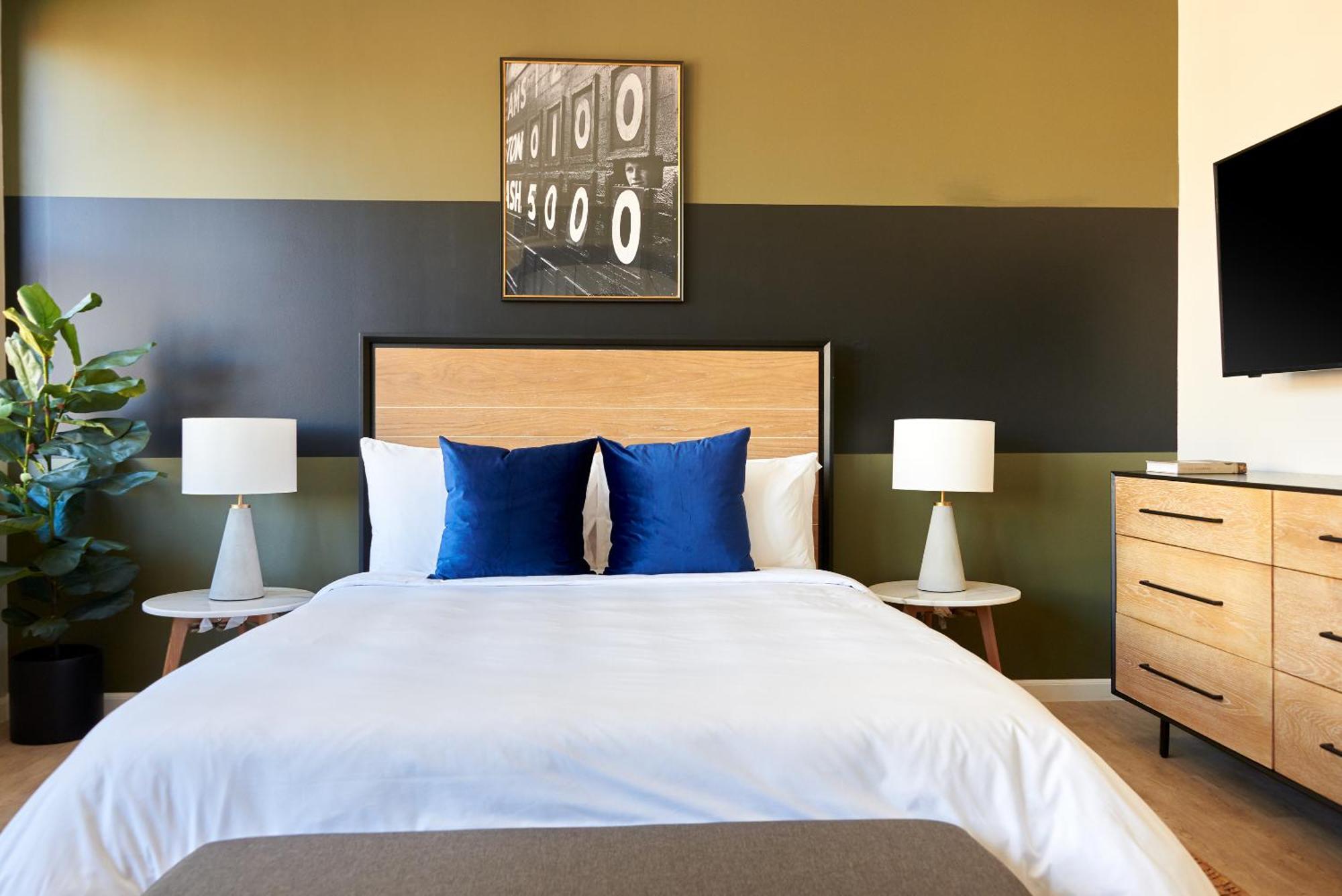 Kasa Cadillac Square Detroit Room photo